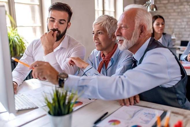유럽 국가들은 기대 수명과 정부 재정 적자 완화 등을 위해 은퇴 연령을 상향해 왔다. 게티이미지뱅크