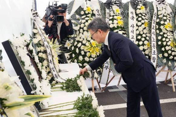 오석환 교육부 차관이 지난 23일 제주도교육청 앞마당에 마련된 고인의 분향소를 찾아 헌화하고 있다. 제주도교육청 제공