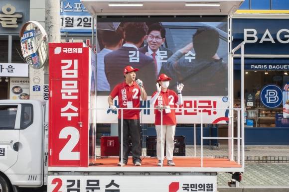 유세차에서 선거운동을 하는 장세민(왼쪽)씨와 이은주씨.