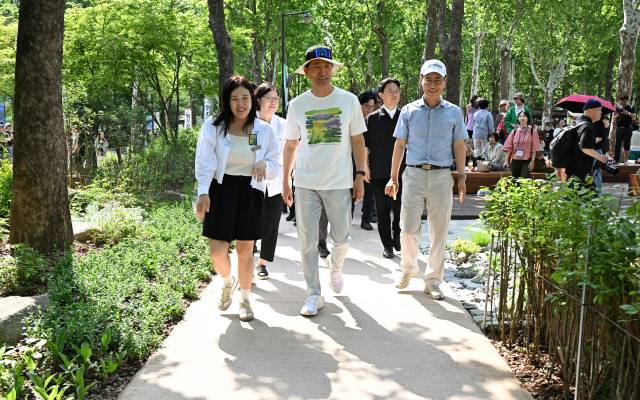 오세훈(가운데) 서울시장이 22일 오후 ‘2025 서울국제정원박람회’ 현장을 둘러보고 있다. 사진제공=서울시