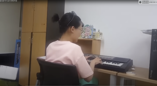 유튜브 ‘예랑가랑’ 채널의 첫 영상 ‘발표를 하지 않은 방예린 학생’에 등장하는 김가인씨.