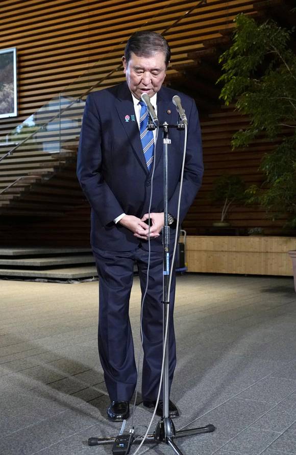 5월19일 이시바 시게루 일본 총리가 지지자들로부터 쌀을 받았다는 발언으로 논란이 된 에토 다쿠 농림수산상과의 회동 후 도쿄 총리 관저에서 기자회견을 하고 있다. ⓒKyodo 연합