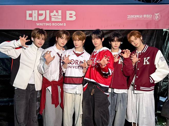 그룹 투어스가 고려대학교 축제에 참석했다. 공식 인스타그램 계정