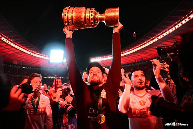 세바스티안 회네스(가운데) 슈투트가르트 감독이 우승컵을 들어올리고 있다. /AFPBBNews=뉴스1