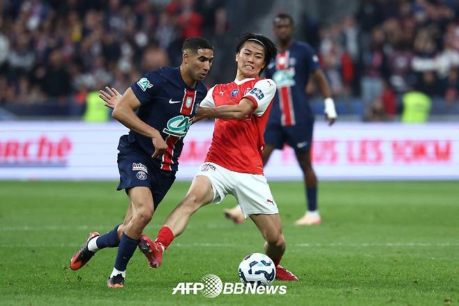25일 프랑스 생드니의 스타드 프 프랑스에서 열린 파리생제르맹과의 2024~2025 쿠프 드 프랑스 결승전에 출전한 나카무라 게이토(오른쪽). /AFPBBNews=뉴스1