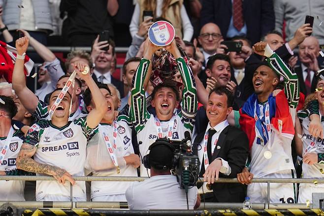 2024~2025 잉글랜드 챔피언십 플레이오프 결승전 승리로 다음 시즌 잉글랜드 프리미어리그 승격에 성공한 선덜랜드 AFC 선수들이 트로피를 들고 기뻐하고 있다. /사진=선덜랜드 AFC 공식 SNS 캡처