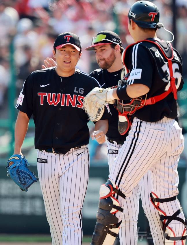 송승기(왼쪽)가 오스틴과 이주헌(오른쪽)의 격려를 받고 있다. /사진=뉴스1