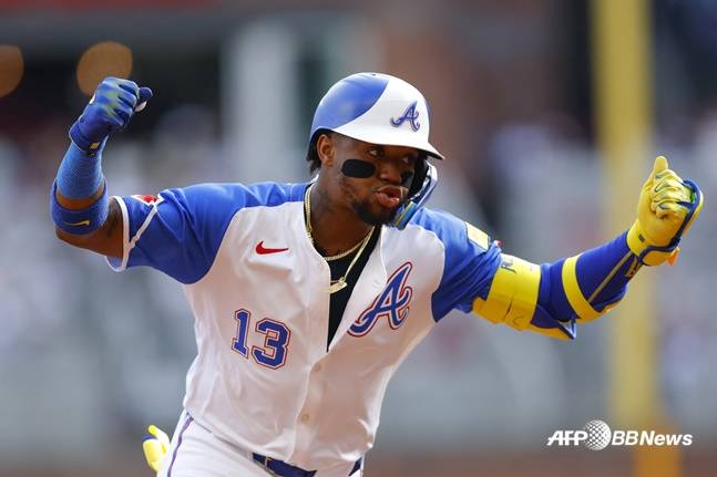 로널드 아쿠냐 주니어가 25일(한국시간) 샌디에이고전에서 5회 2점 홈런을 기록하고 세리머니를 하고 있다. /AFPBBNews=뉴스1