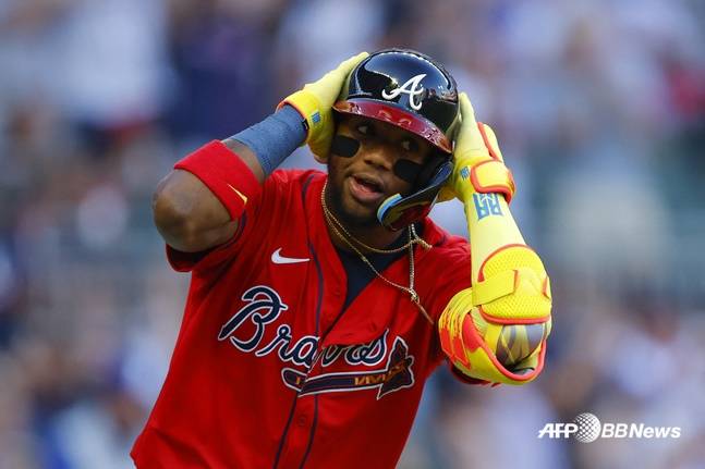 로널드 아쿠냐 주니어가 24일(한국시간) 샌디에이고전에서 1회말 선두타자 홈런을 기록하고 세리머니를 하고 있다. /AFPBBNews=뉴스1