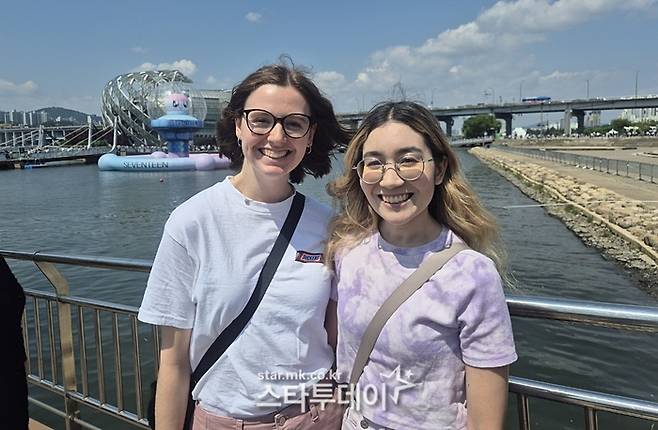 세븐틴 10주년 기념 행사 ‘비-데이 파티’에 참여한 미국 출신 팬. 사진ㅣ지승훈 기자