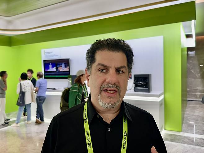 취재진에게 답변하는 레브 레바레디언 엔비디아 부사장 (타이베이=연합뉴스) 강태우 기자 = 레브 레바레디언 엔비디아 옴니버스·시뮬레이션 기술담당 부사장이 22일 그랜드 하이라이 타이베이 호텔에서 취재진 질문에 답하고 있다. 2025.5.23 burning@yna.co.kr