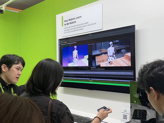 '컴퓨텍스 2025' 기간 별도로 꾸려진 엔비디아 전시장 (타이베이=연합뉴스) 강태우 기자 = 22일 그랜드 하이라이 타이베이 호텔에 전시된 엔비디아 로보틱스 전시를 방문객들이 둘러보고 있다. 2025.5.23 burning@yna.co.kr