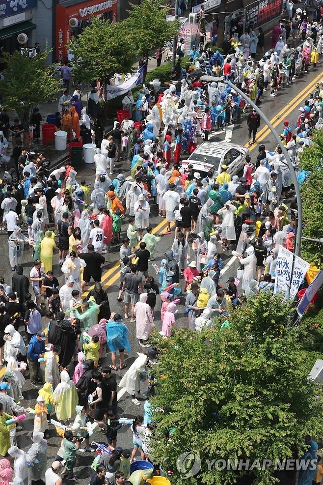 '아!水(수)라장' 된 춘천 도심 (춘천=연합뉴스) 강태현 기자 = 25일 오후 강원 춘천시 중앙로 일대에서 춘천마임축제 개막행사인 '아!水(수)라장'이 열리고 있다. 2025.5.25 taetae@yna.co.kr