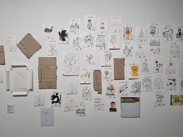 위부터 수원시립미술관 ‘모두에게: 초콜릿, 레모네이드 그리고 파티’전에서 만날 수 있는 천근성 작가의 ‘수원역전시장프로젝트’결과물. 2025.5.26 /이시은기자 see@kyeongin.com