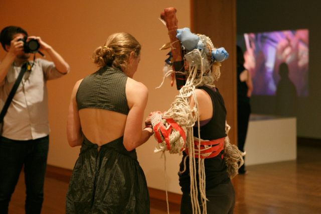 라파엘 드 그루트, '손과 손 사이-엉키는 매듭들'(2025, 퍼포먼스, 설치, 단채널 비디오, 사운드). 부산현대미술관 제공