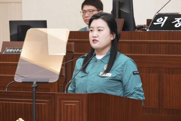 김새롬의원은 26일 열린 제258회 안동시의회 임시회 제2차 본회의에서 5분 자유발언을 통해 "3년 넘게 비워진 구 송하동사무소를 더 이상 방치해서는 안 된다"며 "지역 복지와 주민자치가 공존하는 '지방형 주민청'으로 탈바꿈시켜야 한다"고 주장했다.