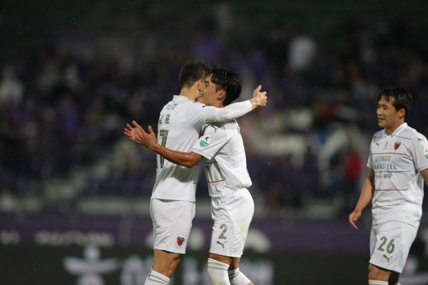 포항스틸러스가 23일 안양종합경기장에서 열린 안양과의 하나은행 K리그1 15라운드에서 2-0 승리를 거뒀다. 선제골을 넣은 어정원이 신광훈과 기뻐하고 있다. 포항스틸러스