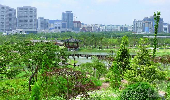 26일 대전·충남은 내륙을 중심으로 낮 기온이 25도까지 올라 더울 것으로 예보됐다. 한밭수목원 모습./ 뉴스1 ⓒ News1 김경훈 기자