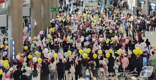 지난 25일 오후 인천공항 출국장에 모인 보수단체 회원들 모습. (독자제공. 재판매 및 DB금지) / 뉴스1
