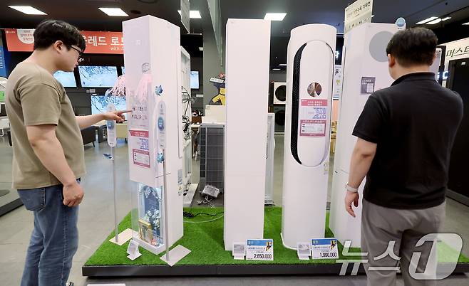 21일 서울 중구 이마트 청계천점 일렉트로 마트를 찾은 시민이 에어컨을 살펴보고 있다. (사진은 기사 내용과 무관함) ⓒ News1 2025.5.21/뉴스1 ⓒ News1 장수영 기자