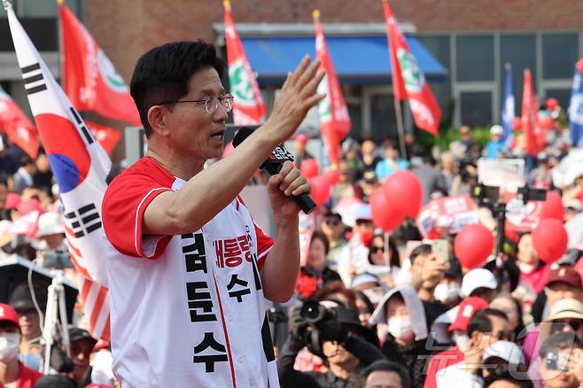 김문수 국민의힘 대통령 후보가 26일 경기 용인시 포은아트갤러리 광장에서 유세를 하고 있다. (공동취재) 2025.5.26/뉴스1 ⓒ News1 이광호 기자