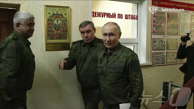 블라디미르 푸틴 러시아 대통령이 지난 3월 12일(현지시간) 우크라이나 군에 반격하고 있는 접경지 쿠르스크의 전투 사령부에 녹색 군복을 입고 방문하고 있다. 2025.03.13 ⓒ AFP=뉴스1 ⓒ News1 우동명 기자