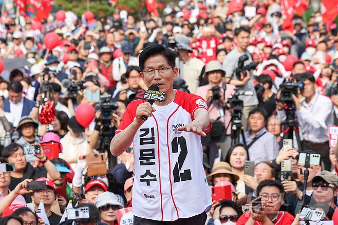 김문수 국민의힘 대통령 후보가 26일 경기 용인시 포은아트갤러리 광장에서 유세를 하고 있다. (공동취재) 2025.5.26/뉴스1 ⓒ News1 이광호 기자
