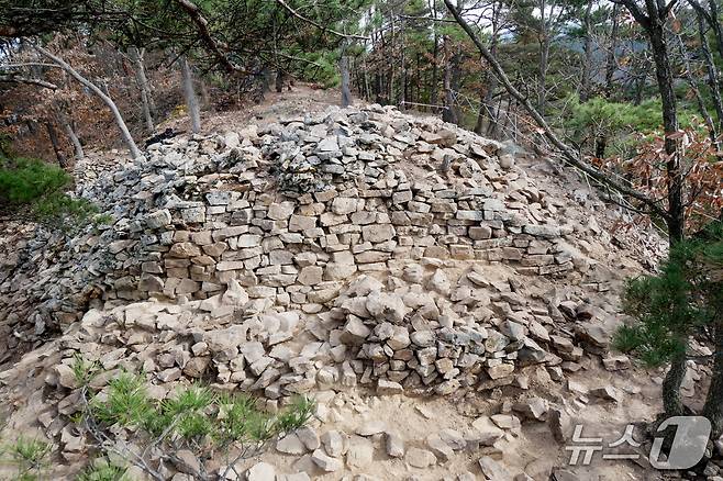 서쪽에서 촬영된 전북 무주 당산리 봉화유적 2호 봉화 전경(무주군 제공. 재판매 및 DB 금지)