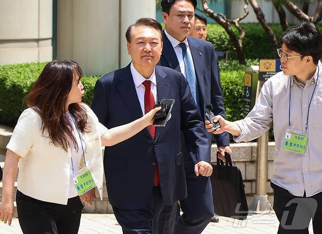 윤석열 전 대통령이 26일 서울 서초구 서울중앙지방법원에서 열린 내란 우두머리 혐의, 직권남용 권리행사방해 혐의 사건 5차 공판에 출석한 뒤, 점심식사를 위해 법원을 나오고 있다. 2025.5.26/뉴스1 ⓒ News1 사진공동취재단