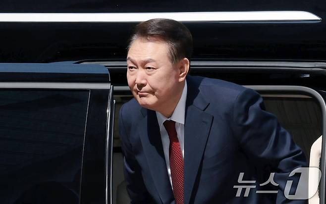 윤석열 전 대통령이 26일 서울 서초구 서울중앙지방법원에서 열린 내란 우두머리 혐의ㆍ직권남용 권리행사 방해 혐의 사건 5차 공판에 출석하고 있다. 2025.5.26/뉴스1 ⓒ News1 사진공동취재단