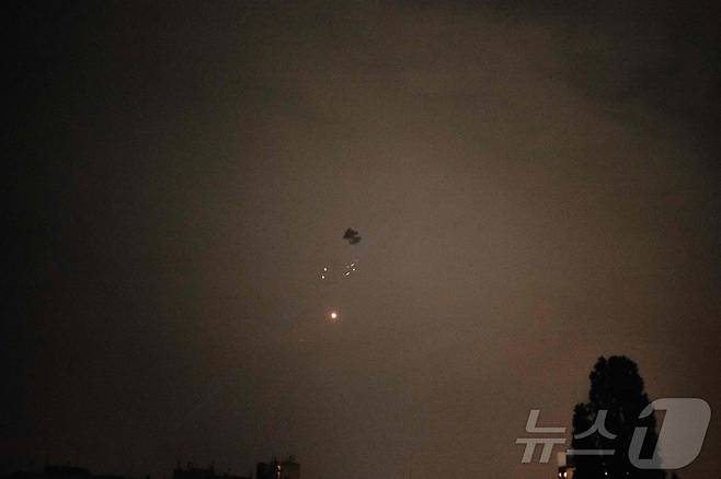 25일(현지시간) 우크라이나 키이우 상공에서 러시아 군의 드론이 격추돼 파편이 떨어 지는 모습이 보인다. 2025.05.26 ⓒ AFP=뉴스1 ⓒ News1 우동명 기자