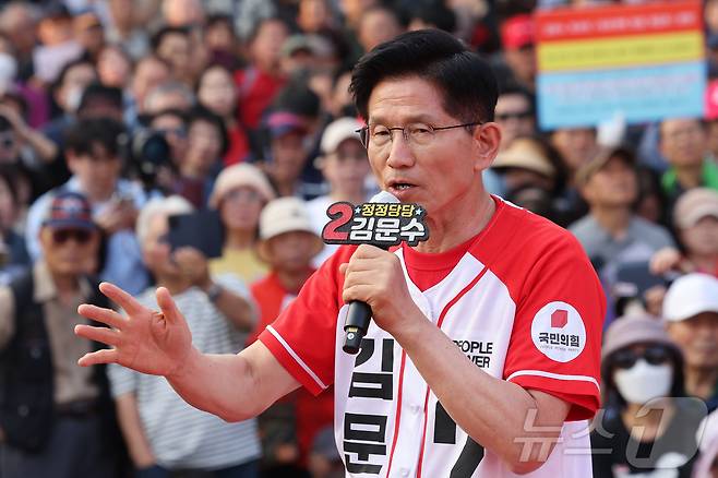 김문수 국민의힘 대통령 후보가 26일 오후 서울 도봉구 방학동 사거리 유세에서 지지를 호소하고 있다. (공동취재) 2025.5.26/뉴스1 ⓒ News1 이광호 기자