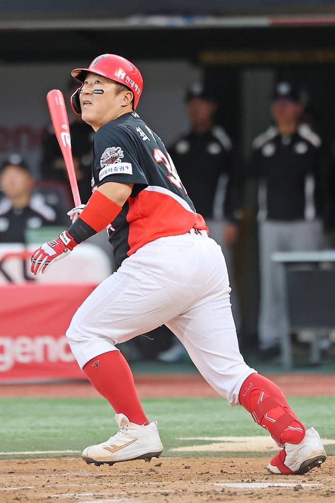 최형우가 타격 후 타구를 바라보고 있다. 사진 | KIA 타이거즈