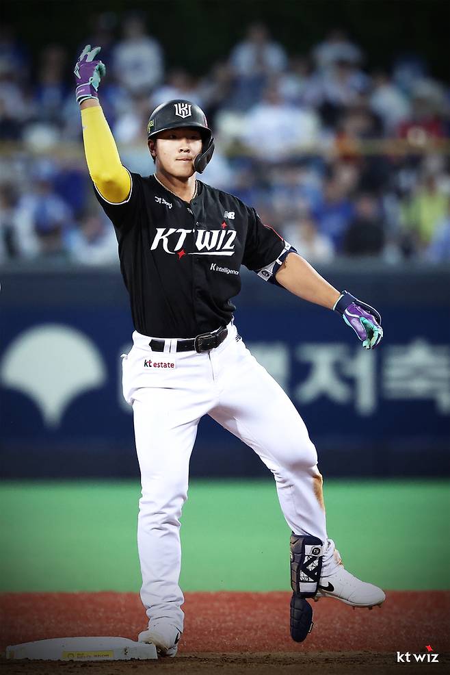 안현민이 2루타를 친 뒤 세리머니를 하고 있다. 사진 | KT 위즈