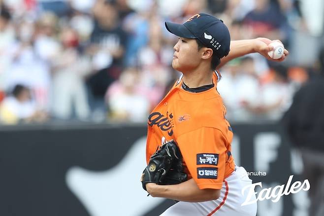 한화 정우주가 25일 대전 한화생명 볼파크에서 열린 2025 KBO리그 롯데전에서 연장 10회초 등판해 역투하고 있다. 사진 | 한화 이글스