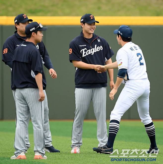 160km 강속구를 던지는 문동주의 오른팔을 덥석 잡은 박민우.