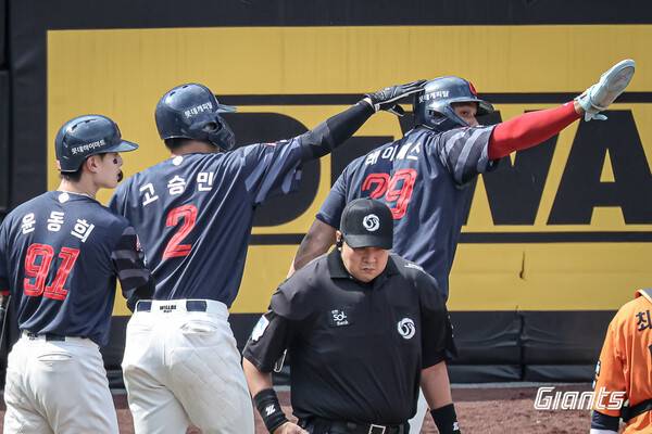 득점 후 세리머니하는 고승민과(왼쪽에서 두 번째) 레이예스(오른쪽). ⓒ롯데 자이언츠