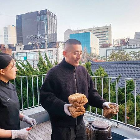 밍글스에서는 직접 담근 장과 시판 장, 유명 장인의 장을 용도에 맞게 고루 사용한다.