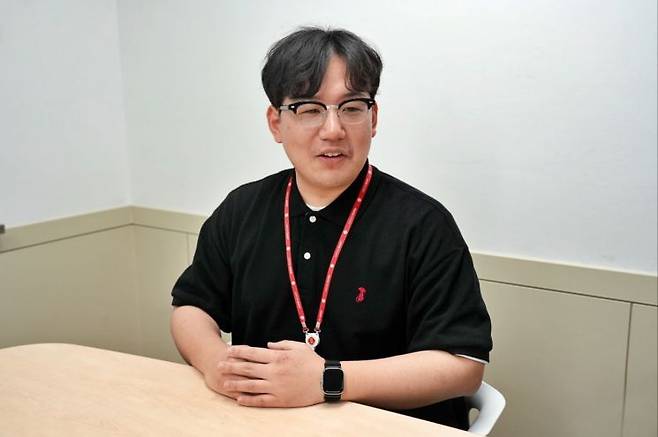 이정빈(31) 롯데마트 식품PB개발2팀 MD가 요리하다 '꿀호떡'의 개발 과정에 대해 이야기하고 있다. 롯데마트 제공.