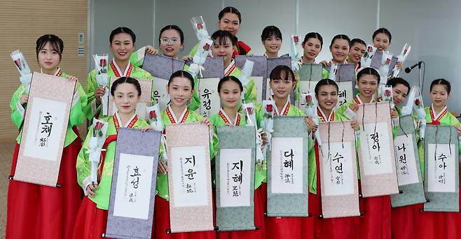"한글 이름 받았어요" - 성년의 날인 19일 오전 서울 용산구 숙명여자대학교 백주년기념관에서 열린 성년례에서 외국인 유학생들이 전통 한복을 입고 호가 적힌 족자를 든 채 미소짓고 있다. /박성원 기자