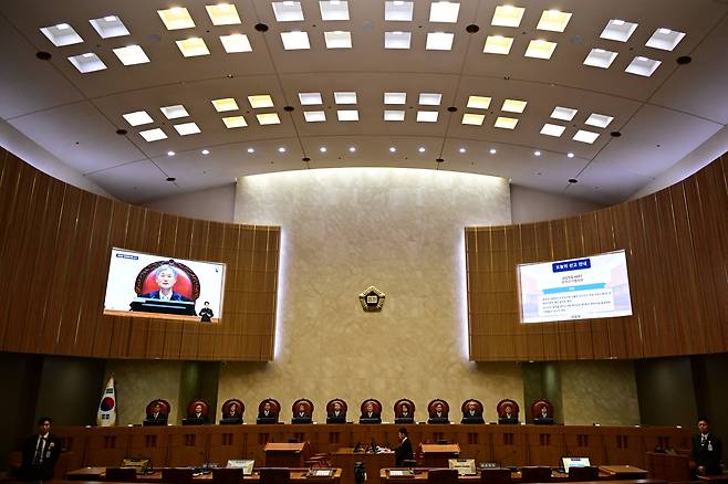 조희대 대법원장을 비롯한 대법관들이 1일 오후 서울 서초구 대법원 대법정에서 이재명 더불어민주당 대통령 후보의 공직선거법 위반 사건 상고심 선고를 준비하고 있다. / 뉴스1