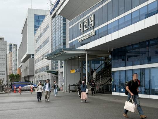 6·3 조기대선을 앞둔 24일 대전 동구 대전역 앞에서 시민들이 발걸음을 재촉하고 있다. 한신협·대전일보 조은솔 기자