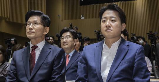 김문수 국민의힘 대선후보(왼쪽)와 이준석 개혁신당 대선후보가 19일 서울 중구 서울시청에서 열린 '약자와 동행하는 서울 토론회'에 참석해 나란히 앉아 있다. 연합뉴스