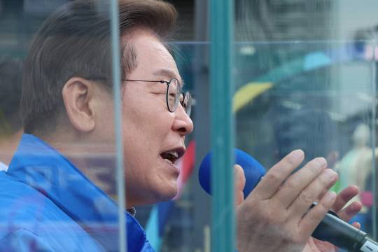 이재명 더불어민주당 대선 후보가 24일 경기 시흥시 배곧아브뉴프랑센트럴광장에서 열린 유세에서 시흥시민들에게 지지를 호소하고 있다. 연합뉴스