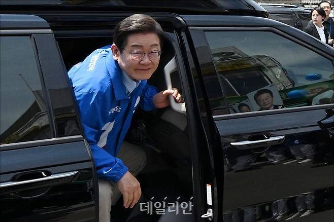이재명 더불어민주당 대선 후보가 26일 경기 수원시 팔달문 영동시장 입구에서 열린 집중유세에 참석하고 있다. ⓒ데일리안 홍금표 기자