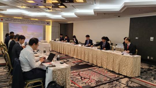 과학기술정보통신부 김남철 전파정책국장이 5월 26일 오후 일본 오사카에서 일본 총무성 오기하라 나오히코 전파부장과 제6차 한·일 전파국장회의를 하고 있다. 과기정통부 제공