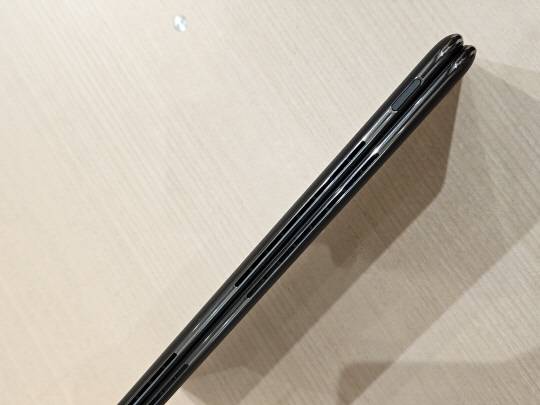 화웨이의 폴더블 노트북 '메이트북 폴드 얼티밋 디자인'을 접을 때 두께. 김나인 기자