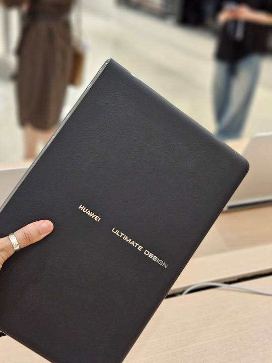 화웨이의 폴더블 노트북 '메이트북 폴드 얼티밋 디자인'을 접을 때 모습. 김나인 기자