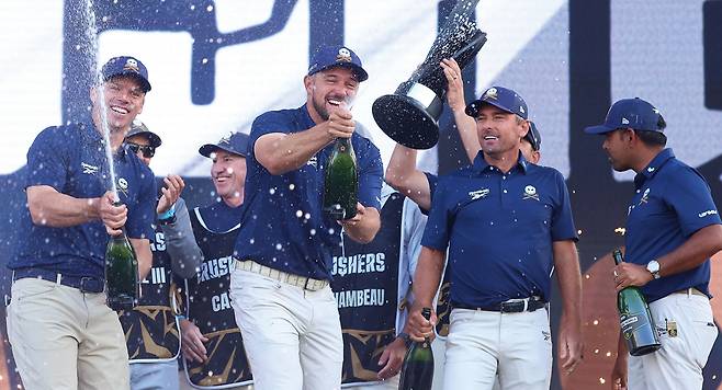 5월 4일 인천 송도 잭 니클라우스 골프클럽 코리아에서 열린 LIV 골프 코리아 단체전 우승을 차지한 크러셔스 GC 폴 케이시(왼쪽부터), 브라이슨 디섐보, 찰스 하월 3세, 아니르반 라히리이가 우승 세리머니를 하고 있다. / 사진 연합뉴스