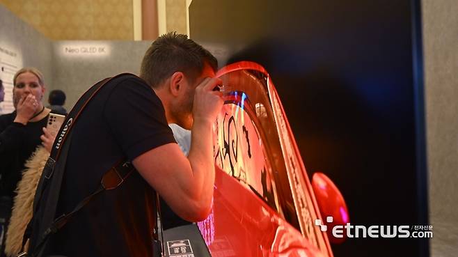 삼성전자는 지난 1월 5일(현지시간) 미국 라스베이거스에서 개막하는 CES 2025를 앞두고 시저스팰리스 호텔에서 '삼성 퍼스트 룩 2025' 행사를 열었다. 미디어 관계자가 OLED TV를 확대경으로 자세히 보고 있다. 라스베이거스=박지호기자 jihopress@etnews.com